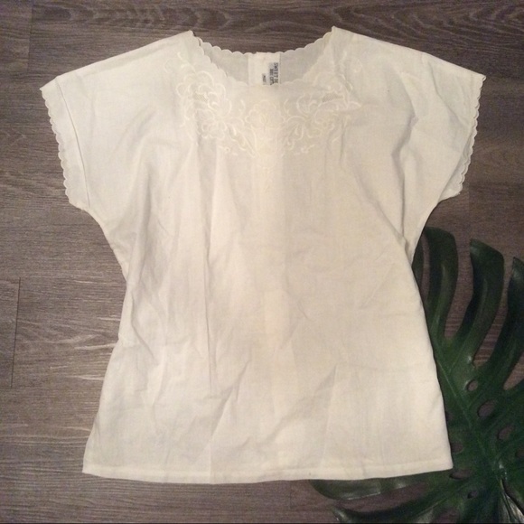 ⭐️ SOLD ⭐️ Vintage crisp white embroidered top - Picture 2 of 3